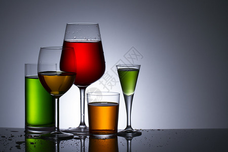 酒杯中酒精的颜色图片