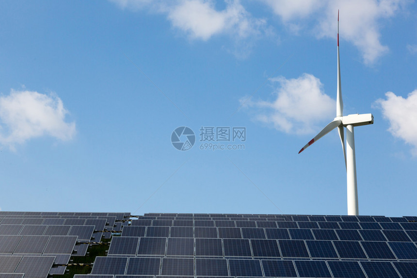 风能涡轮机和一些太阳能电池板用于图片
