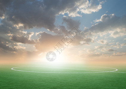 蓝天日落的绿色足球图片