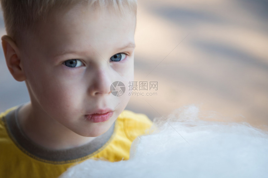 小男孩吃甜棉花糖特写脸图片