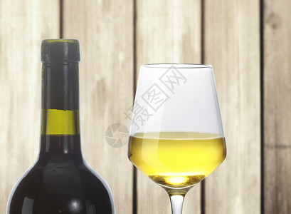 木头上的白葡萄酒杯图片