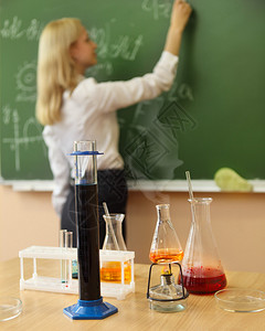 课堂上装有液体配方的化学实图片