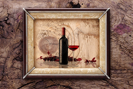 木制背景上的酒瓶和酒杯图片