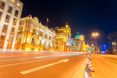 在上海街的灯光下行道夜里和古迹不平图片