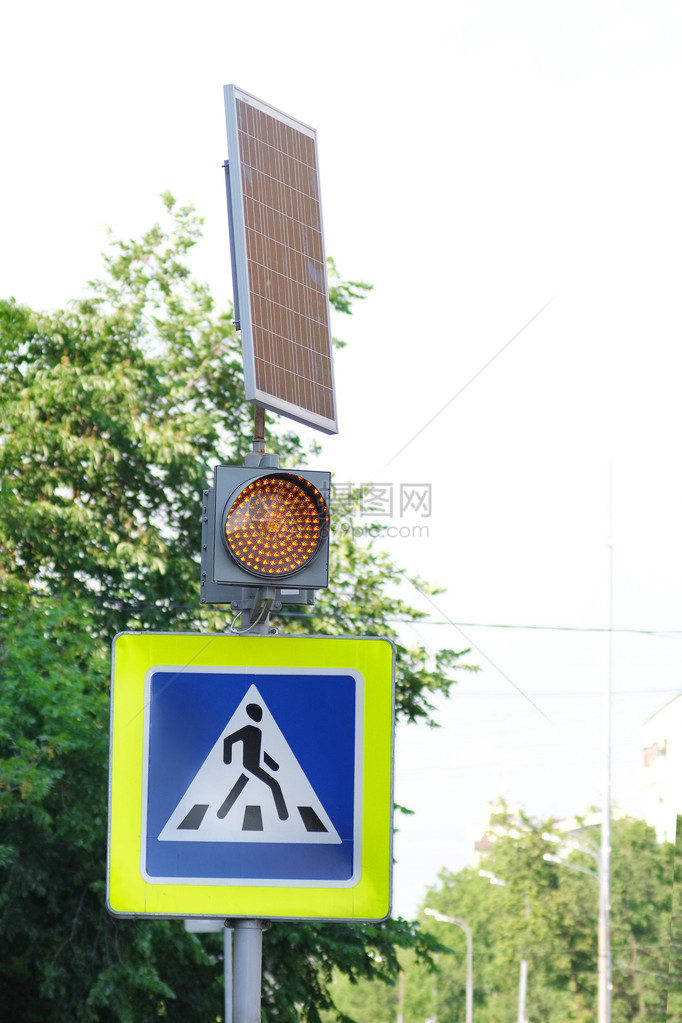 配有太阳能电池和行人过路图片