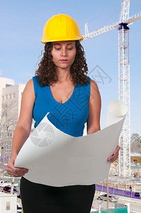 工作现场的女建筑工人图片
