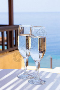 在海景露台上喝两杯香槟图片
