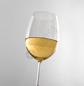 时尚白葡萄酒杯以方形灰色背景将低角看图片