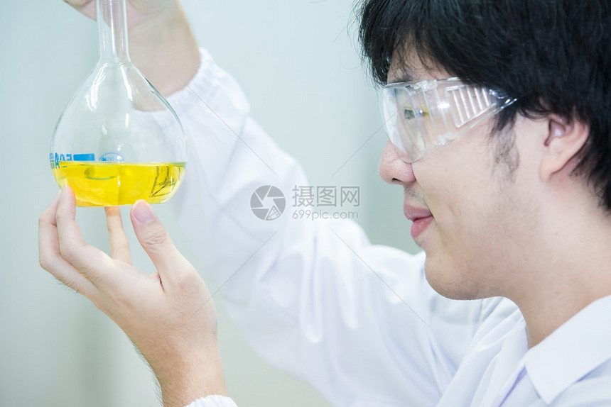 密切注视实验结果的亚洲科学研究员图片