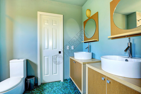 浅蓝色浴室内有现代虚空柜子装背景图片
