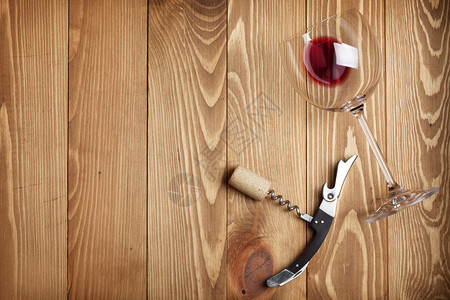 红葡萄酒杯软木玻璃和在木桌背景上装有复图片