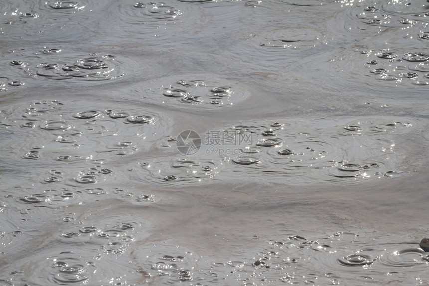 黄石公园的泥火山中的泥浆图片