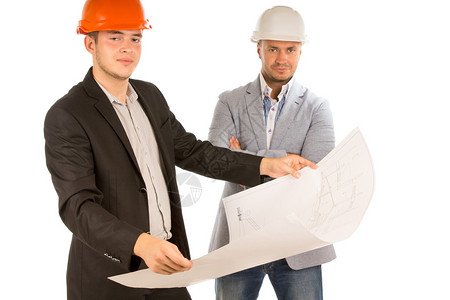 两位建筑师或结构工程师站着看建筑平面图或蓝图图片
