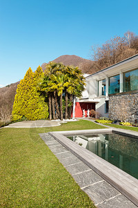 带游泳池的现代房屋可欣赏室外景观图片
