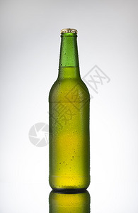 玻璃和瓶子里的啤酒图片