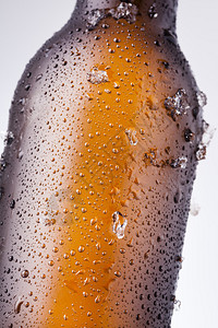 一瓶冰啤酒加冰和滴图片