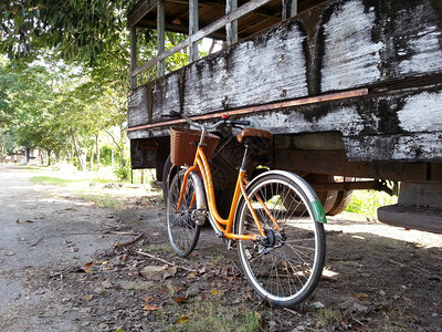 自行车和旧卡车图片