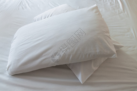 床上的白色枕头图片
