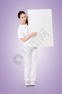 微笑的亚洲护士拿着空白板女图片