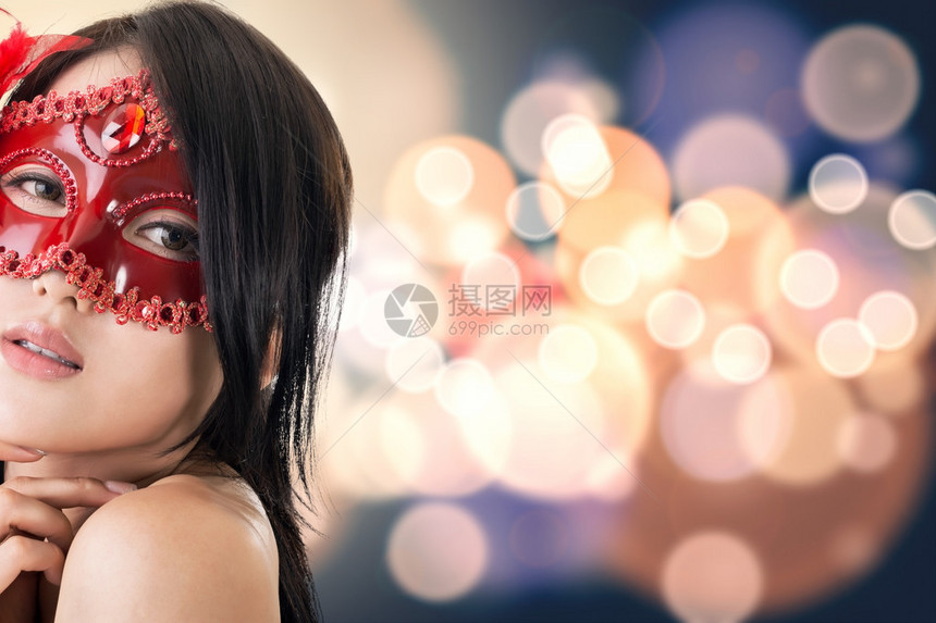 穿着嘉年华面具的亚洲年轻美女肖图片
