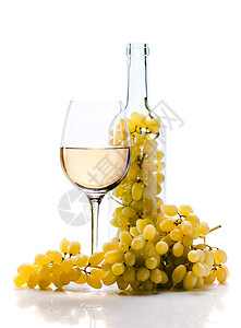 成熟的葡萄和白色背景上的葡萄酒图片