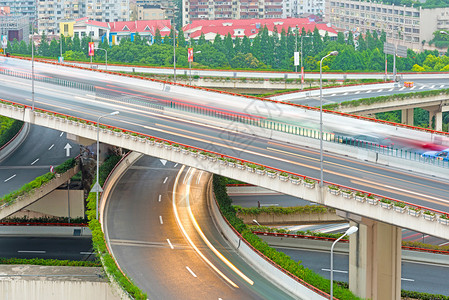 俯视上海高路交叉口和交接过桥上的车辆图片