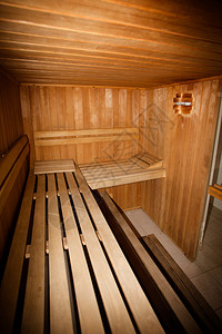 一个美丽的木制桑拿房的内部图片