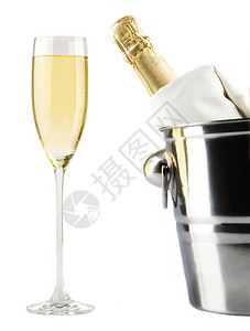 香槟瓶装在桶里加冰和香槟图片