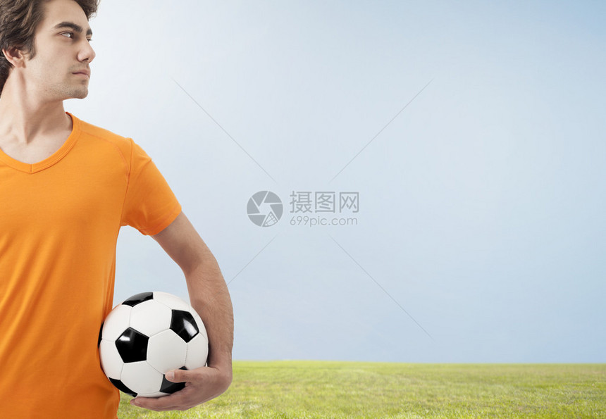 足球握着球图片