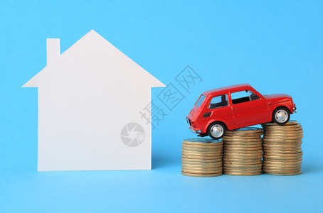 房子红色微型汽车和金钱图片