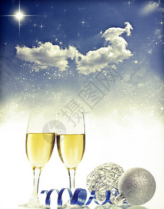 带香槟眼镜的眼镜和冬季背景的圣图片