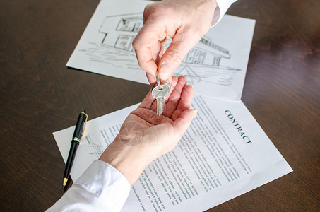 签署合同后向客户提供房屋钥匙的房图片