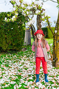 穿着红帽子牛仔裤和针织外套的可爱小女孩春肖图片