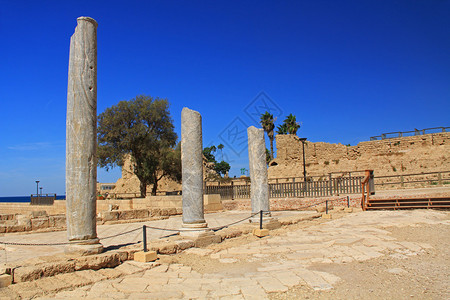 CaesareaMaritima公园的大理石柱遗址图片