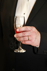 新郎手里的香槟杯子图片
