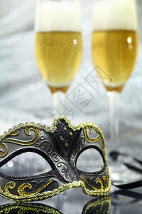 香槟杯前的复古狂欢节面具图片