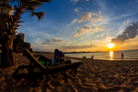 日落热带海滩泰国帕塔亚海滩的海图片