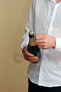 白衬衫服务员开一瓶香槟酒情图片