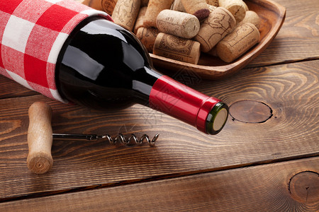红葡萄酒瓶有软木和软木锅的碗闭图片