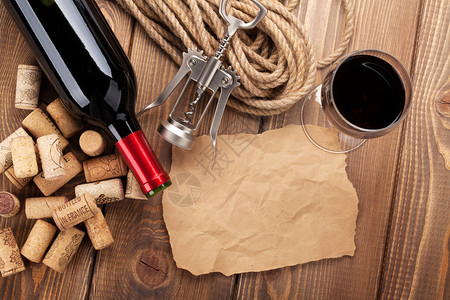 红葡萄酒corkscorkscrew和一张纸图片