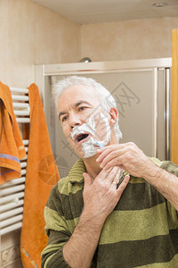 男人在浴室里刮胡子图片