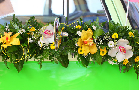 用鲜花束装饰婚车用鲜花的汽车婚礼装饰婚车上美图片