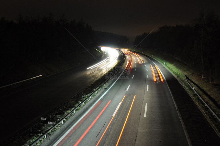 夜间公路车上有移动车辆模图片