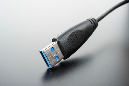 黑色隔离的usb30电缆背景图片