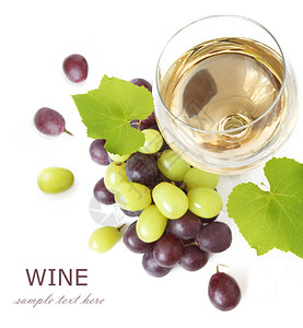 白葡萄酒和带叶子的红绿葡萄图片