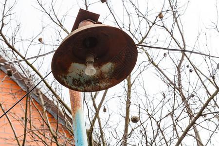 春日村后院的生锈灯笼和电灯泡图片
