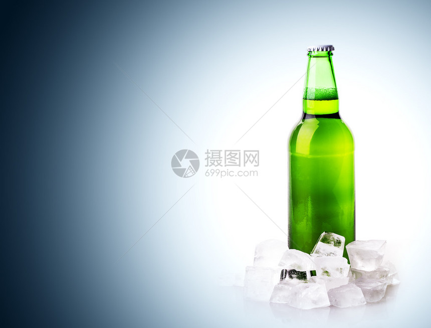 蓝色背景中冰块中的啤酒瓶图片