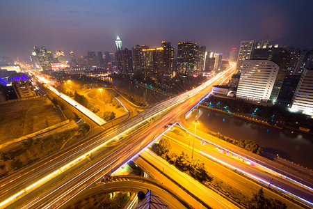 夜间飞越和城市风景上的图片