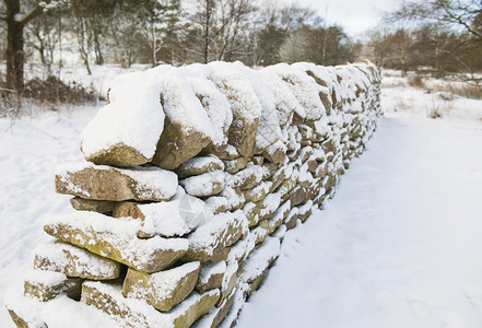 雪覆盖了英格兰冬季农村乡风景图片