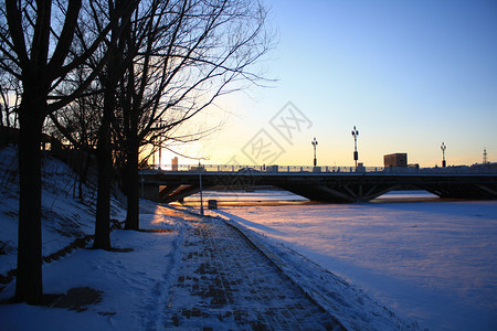 城市冬日落日图片